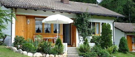 Ferienhaus 'Henri' im Sommer