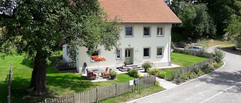 Das renovierte Bauernhaus mit unseren zwei Ferienwohnungen.