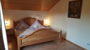 Schlafzimmer mit Doppelbett, Kinderreisebett vorhanden