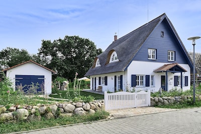 großzügiges Reetdachhaus (160 m²) an der Ostsee, Sauna, Kaminofen, Waldrandlage