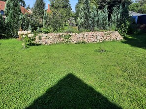 Gartenfläche mit Steingartenwall