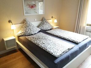 Schlafzimmer mit 180cm Bett