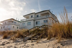 Strandvilla-Hälfte auf der Rückseite mit Blick auf den Hafen