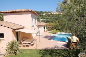 Blick vom erhöhten Bouleplatz auf die Gartenseite der Villa