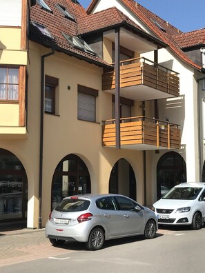 Außenansicht mit wunderschönem Balkon und Teilsee- und Bergsicht in bester Lage