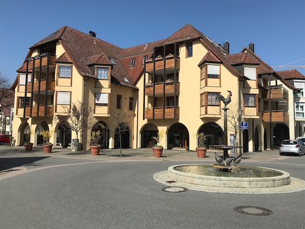 Frontalansicht der Bachstraße 8A, unterer Balkon am rechten Bildrand => Wohnung