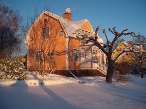 Villa hög tomta im Winter