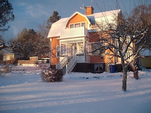 Villa hög tomta im Winter