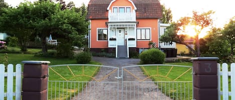 Villa hög tomta mit Vorgarten