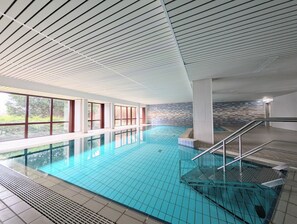 Schwimmbad im Haus (ca. 11x7 Meter)