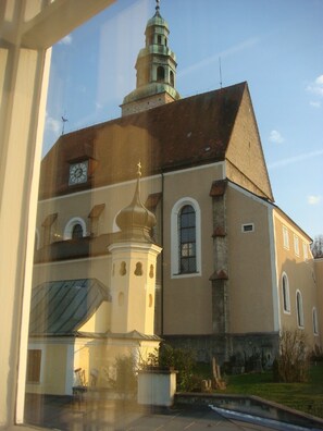 Parish church and monastery vis-à-vis, but also the best beergarden in town  ...