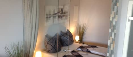 Schlafzimmer mit Glasschiebetür