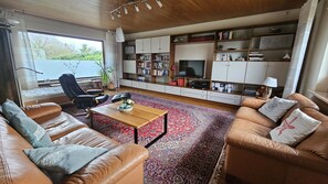 35 qm Wohnzimmer mit Doppelschrankbett
