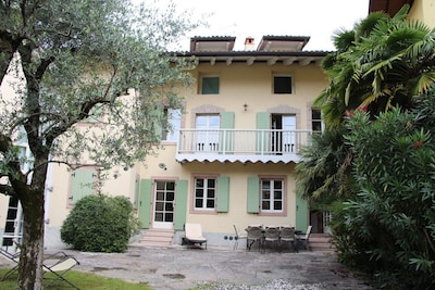 Lake Garda: Idyllic villa in quiet village center with olive and palm trees garden