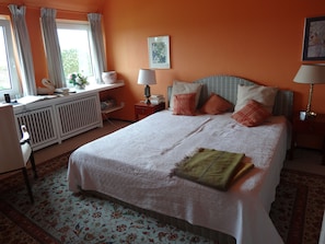 Schlafzimmer 1. Stock (Doppelbett und ein Sofa; Bild 3)