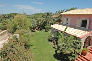 Vue de la piscine sur le jardin.