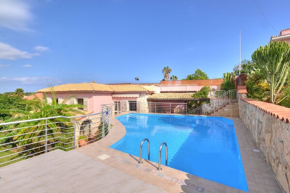 Maison individuelle avec piscine privée pour un usage exclusif des invités.