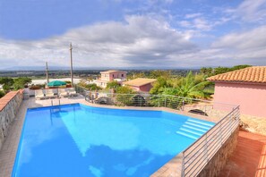 Piscine privée avec jacuzzi.