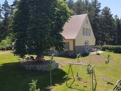 Idílica casa del bosque en el lago con embarcadero, ubicación aislada