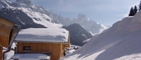 Freistehendes Massivholzhaus mit Panoramablick