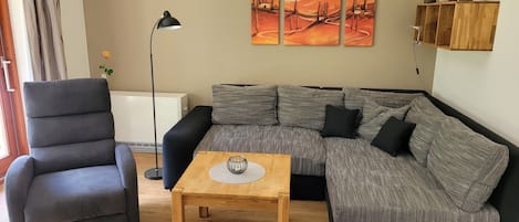 Wohnzimmer mit Schlafsofa