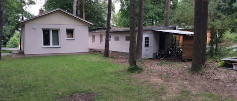 Li ist das Ferienhaus , re das Nebengebäude und Fahrradunterstand.