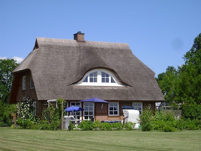 Half-timbered house with thatched roof, sea view, large property, to 6 persons, fireplace 