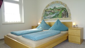 Schlafzimmer 2 mit Doppelbett und Etagenbett