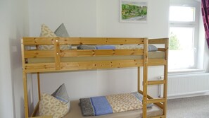 Schlafzimmer 2 mit Doppelbett und Etagenbett