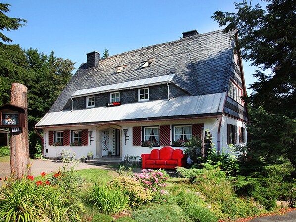 Ferienhaus für 12 -16 Personen, 5 Bäder, Garten, Sauna im UG