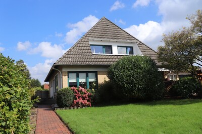 Spacious holiday home with a large garden at the mouth of the Weser and the North Sea