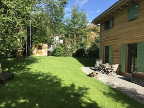 Garden with Outdoor-Sauna