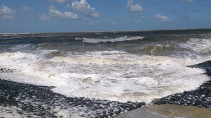 Bei Sturm ist Baltrum durch die neue Strandmauer bestens geschützt