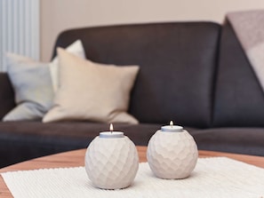 Wohnzimmer mit integriertem Küchenbereich