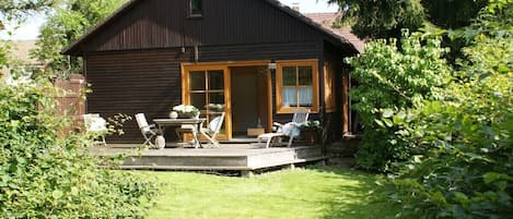 Garten mit Holzterrasse