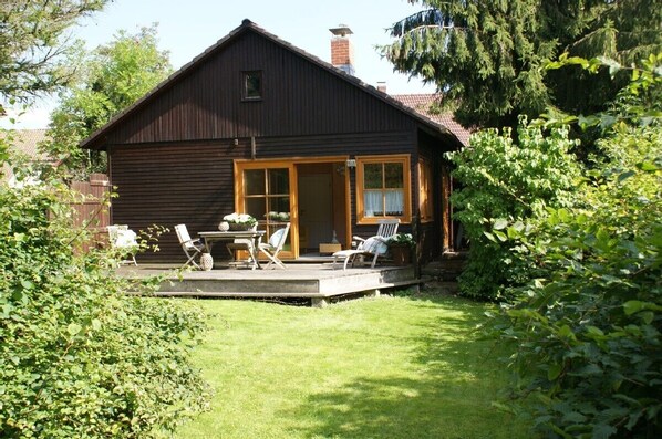 Garten mit Holzterrasse