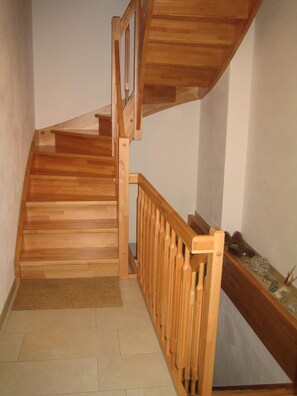 Treppen vom Wohnbereich zu Schlafzimmer 1 und 2 