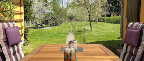 Terrasse mit Blick in den Garten