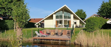 Kreekvilla: am Wasser und räume Garten mit Sonndeck.