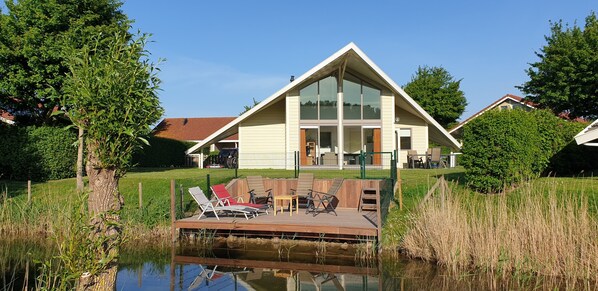 Kreekvilla: am Wasser und räume Garten mit Sonndeck.