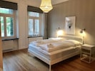 Schlafzimmer mit Blick in den ruhigen Innenhof (160x200)