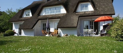 Gartenansicht des Ferienhauses - rechts die Ferienwohnung "Backbord"