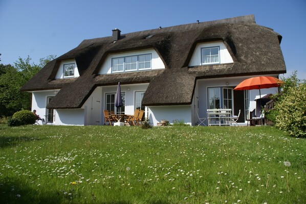 Gartenansicht des Ferienhauses - rechts die Ferienwohnung "Backbord"