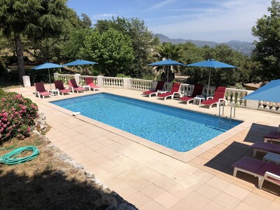 Villa de vacaciones con piscina comunitaria, amplia terraza y magníficas vistas al mar.
