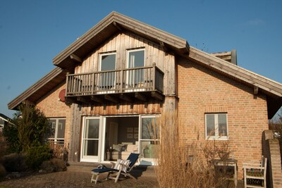 Exklusives Ferienhaus, zu Fuß zum Strand, ruhig mit Blick ins Naturschutzgebiet