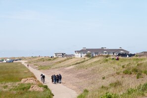 Blick vom Deich mit unmittelbarem Strandzugang