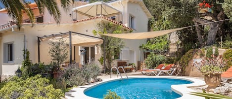 Pool mit Blick zum Haus und Treppe im Garten zu Ihrer Ferienwohnung