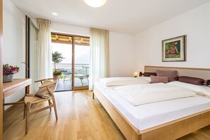 Schlafzimmer mit großer Terrasse und Blick auf Meran zur Südwestseite