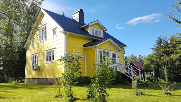 Ferienhaus und Gartenblick von Südosten 