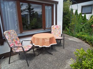 Ausblick - Sitzplatz auf der Südterrasse, ein Grillwagen (Holzkohle) gehört dazu